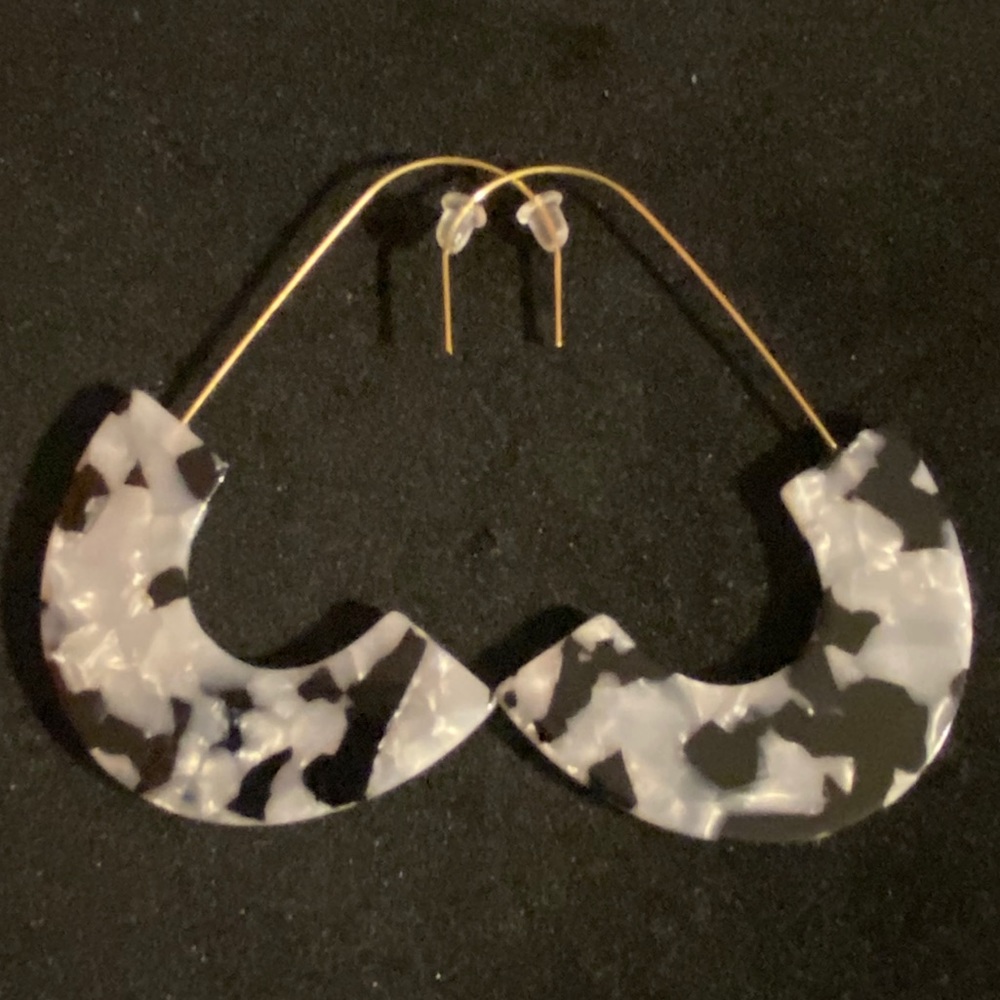 🌱 Resin Drop Cream Marble Drop Moon Hoop Earrings
